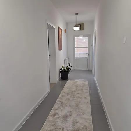 Apartament Den *